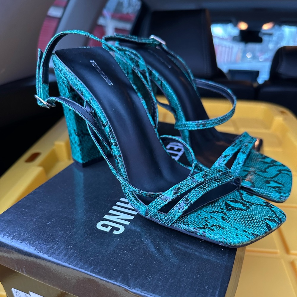 NEW Green Snake Square Toe Flat Block Heel Strappy
Sandal NEVER WORN